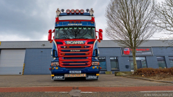 20250330-Tom-Holding-00850 20250330-Tom-Holding-00850